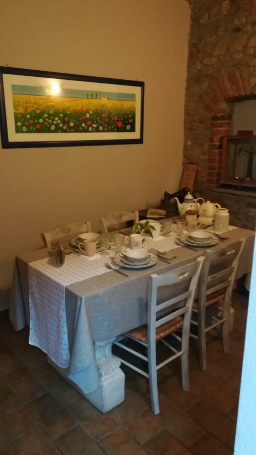 Bed and Breakfast A Due Passi Dal Castello Сомма-Ломбардо Екстер'єр фото